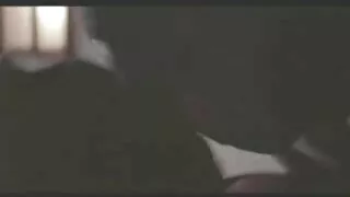 موفوس سے سینگ والے ایلکس بلیک کے ساتھ کندھوں پر ٹانگوں کا منظر