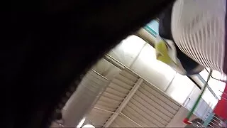 اسپیزو سے سینگ والی لیڈا الزبتھ کے ساتھ صوفے کے اسکرو پر