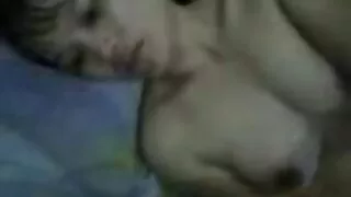 ٹیم اسکیٹ سے سینگ والے پائیج اوونس کے ساتھ سر کے پیچھے ٹانگیں