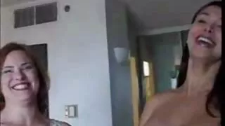 سکور لینڈ سے دلکش ایرن سٹار کے ساتھ مووی پوز کر رہی ہے۔