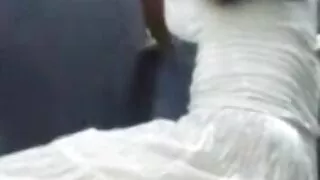 بریٹی سس سے سینگ کیلر کوئن اور للی لاریمار کے ساتھ شیشے کا منظر