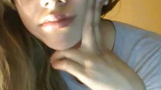 ٹگ پاس سے خوبصورت Pigtails کے ساتھ چھوٹے بال